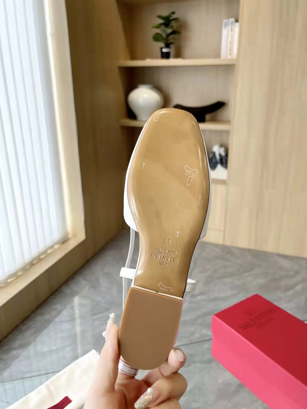 👟👟Ex-factory price 400👟👟 Genuine leather sole +40 Top version 𝑉𝐴𝐿𝐸𝑁𝑇𝐼𝑁𝑂 Valentino new spring and summer women's back hollow new sandals. Unique V-buckle hardware accessories bring out a full sense of luxury. The new season will live up to expectations! Worth buying★Absolutely high-grade❥Original method, Absolutely sensual❥Elegant style, creating a different feeling, simple and elegant style!  Code number: 35-41 (34-42 customized, non-returnable) Fabric: Imported sheepskin Inner foot pads: Inner sheepskin Heel height: 2 cm Leather outsole Rubber outsole
